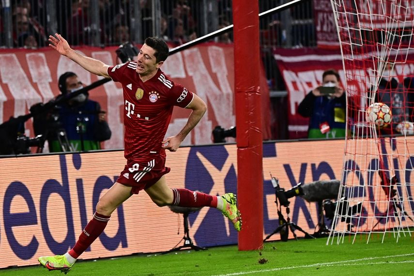 El delantero polaco Robert Lewandowski anotó triplete ante el Benfica en Champions League