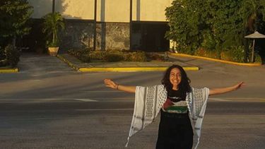 Nejwa Ali, posa con la imagen del Che Guevara en La Habana, Cuba.