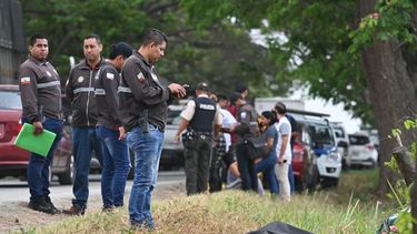 Miembros de la policía cubren el cadáver del concejal de Durán, Bolívar Vera, en Daule, Ecuador, el 8 de septiembre de 2023