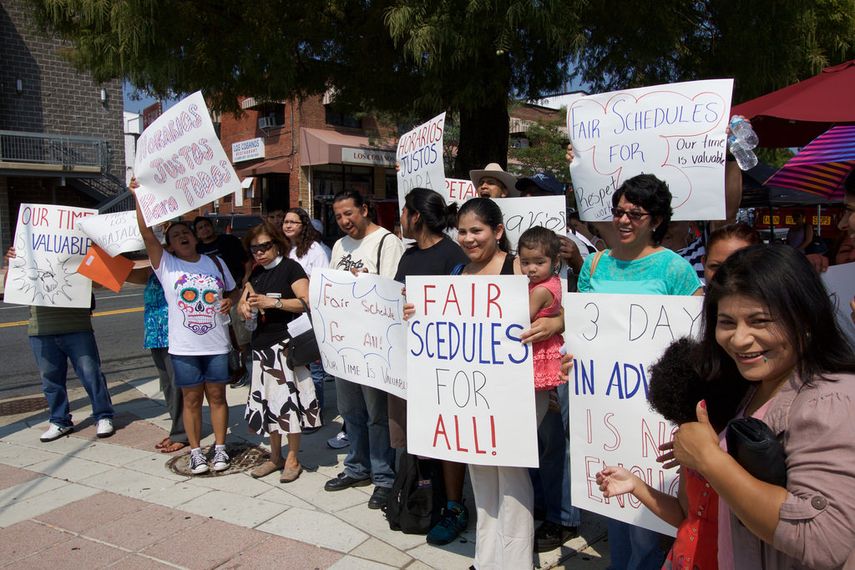 Trabajadores de bajos salarios protestan con pancartas en el centro de&nbsp;Maryland, EEUU. (wearecasa.org/)