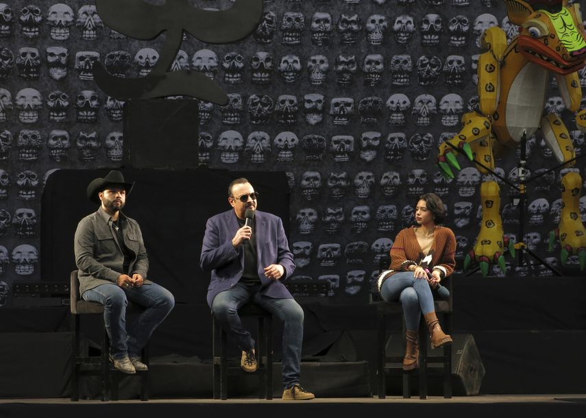 Pepe Aguilar, centro, sentado con sus hijos Leonardo, izquierda, y Ángela durante una conferencia de prensa sobre su espectáculo Jaripeo Sin Fronteras en la Ciudad de México el de 2 marzo de 2023.