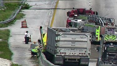 Las autoridades están trabajando para contener el derrame de combustible.