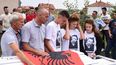 Familiares de Dijamant Zabergja asisten a su funeral en la ciudad de Ropice, Kosovo. Zabergja, de 21 años, fue uno de los tres jóvenes albaneses de Kosovo que murieron en el tiroteo que tuvo lugar en un centro comercial de Múnich protagonizado por un g