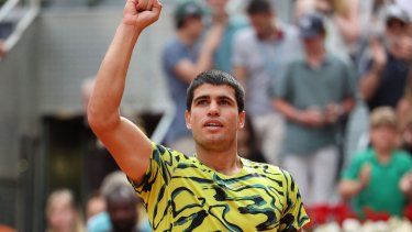 Carlos Alcaraz celebra luego de obtener su boleto a los cuartos de final en el Abierto de Madrid.