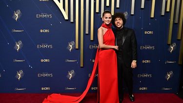La cantante y actriz estadounidense Selena Gomez y su prometido, el productor Benny Blanco, llegan a la 77.ª edición de los Premios Primetime Emmy en el Teatro Peacock de LA Live en Los Ángeles el 14 de septiembre de 2025.