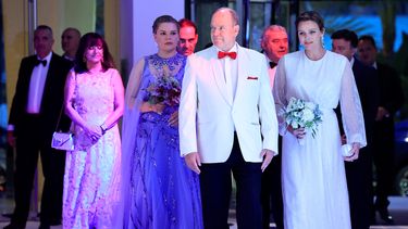 El príncipe Alberto II de Mónaco, la princesa Charlene de Mónaco y Camille Gottlieb llegan para asistir al 74º baile anual de la Cruz Roja de Mónaco el 29 de julio de 2023 en Mónaco.