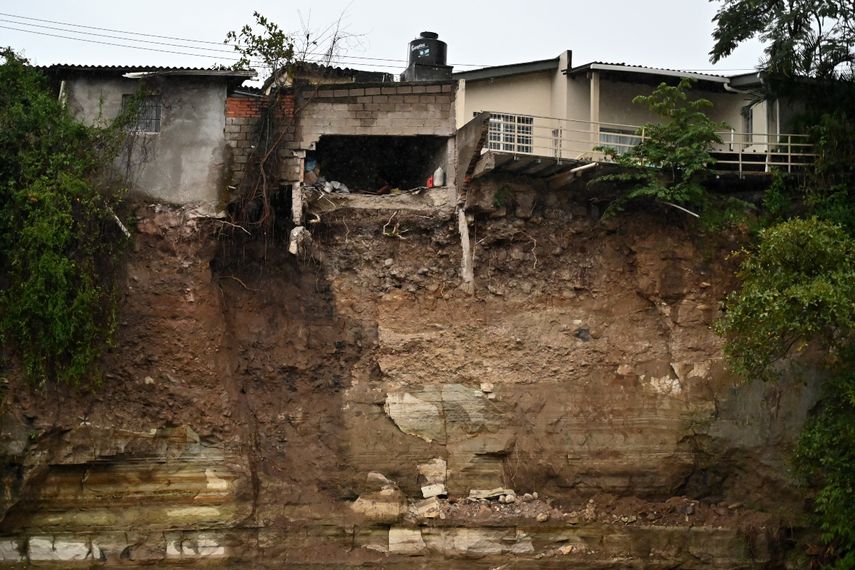 En la foto se muestra una casa derrumbada debido a las fuertes lluvias dejadas por la tormenta tropical Sara. en Tegucigalpa el 17 de noviembre de 2024.