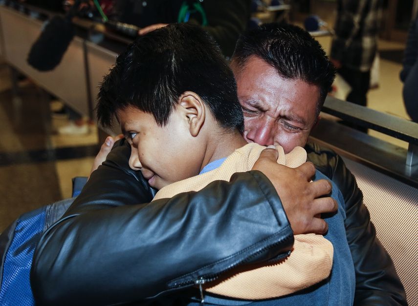 David Xol se abraza con su hijo Byron en el aeropuerto de Los &Aacute;ngeles al reencontrarse ambos luego de una separaci&oacute;n de un a&ntilde;o y medio el 22 de enero del 2020. Un juez dijo que el gobierno estadounidense no hab&iacute;a permitido a Xol hacer uso de su derecho a pedir asilo antes de deportarlo y orden&oacute; su regreso para que pueda hacer la solicitud.&nbsp;