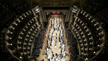 En esta foto de archivo tomada el 20 de febrero de 2020, una vista general muestra a los bailarines debutantes en el primer baile durante la ópera anual en Viena, Austria.
