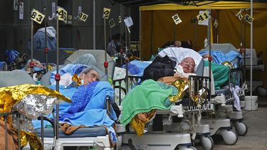 Pacientes en camas de hospital colocada en una zona de espera ante el Centro Médico Caritas en Hong Kong, el miércoles 16 de febrero de 2022.&nbsp;