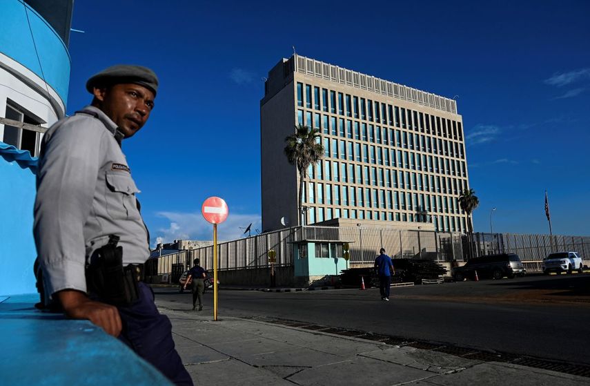 Un policía monta guardia frente a la embajada de Estados Unidos en La Habana el 26 de mayo de 2023.&nbsp;