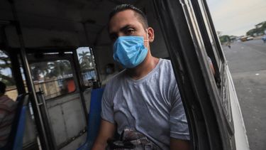 Un hombre usa mascarilla para evitar el contagio del COVID-19 cuando viaja en un camión el lunes 11 de mayo de 2020 para ir a su casa en Managua, Nicaragua.
