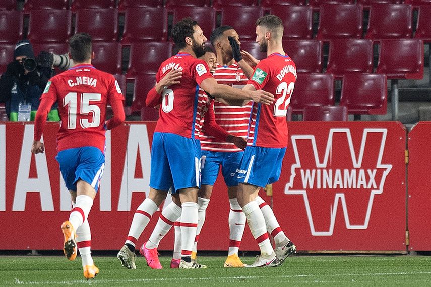 Jugadores del Granada felicitan a Darwin Machís, luego de que el venezolano anotara un gol olímpico ante el Osasuna el martes 12 de enero de 2021