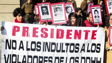 Representantes de la Agrupación de Familiares Ejecutados Políticos (AFEP) protestan junto a parlamentarios de la oposición&nbsp; frente a la entrada de los Tribunales de Justicia, en Santiago de Chile&nbsp;