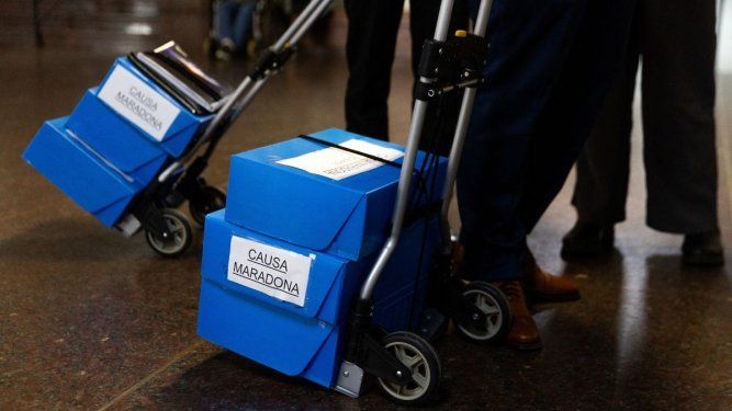 Carritos de mano con cajas de documentos/materiales del caso de Diego Maradona son trasladados por el equipo de abogados de la exenfermera de la fallecida leyenda del fútbol argentino, el 2 de octubre de 2024.