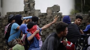 Manifestantes se enfrentan a las autoridades durante las protestas del sábado 9 de junio en Masaya, Nicaragua.