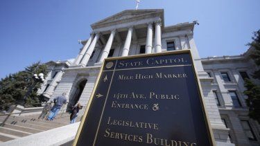 Algunas personas permanecen en la escalinata oeste del Capitolio de Colorado, el 23 de abril de 2023, en Denver.&nbsp;