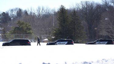 Vehículos policiales luego que dos policías y un socorrista fueron muertos a tiros el 18 de febrero de 2024, en Burnsville, Minnesota.&nbsp;