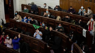 Los miembros de la Convención Constitucional celebran tras la votación final de las reformas constitucionales, en la antigua sede del Congreso Nacional, en Santiago, Chile, el martes 14 de junio de 2022.