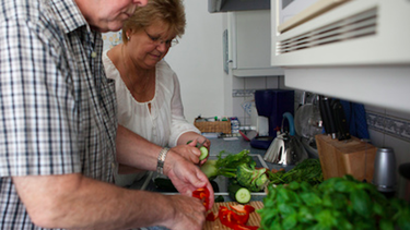 Cocinar con otros es más divertido que cocinar solo.