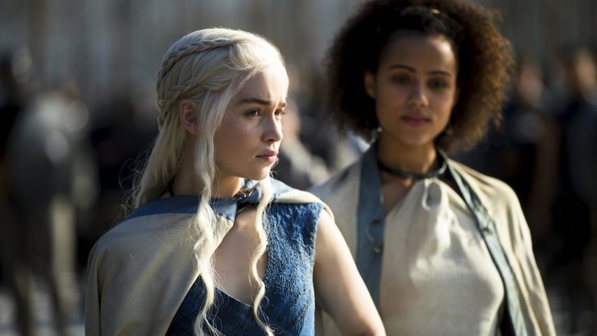 Emilia Clarke como Daenerys Targayen y Nathalie Emmanuel como Missendei. (HBO)