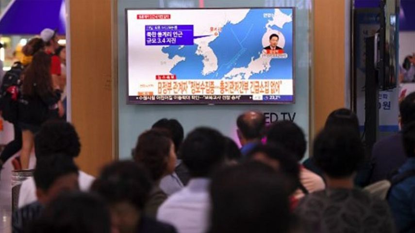 Varias personas observan una transmisión de televisión sobre el sismo registrado este sábado en Corea del Norte.