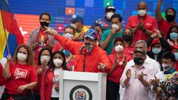 El dictador Nicolás Maduro, habla a sus partidarios durante un mitin de campaña de clausura para las próximas elecciones a la Asamblea Nacional en Caracas, Venezuela, el jueves 3 de diciembre de 2020.&nbsp;