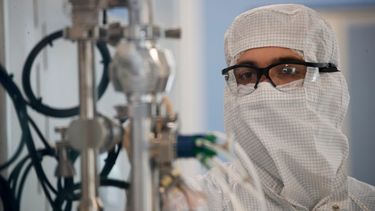 Un técnico de laboratorio trabaja en la compañía biofarmacéutica mAbxience en Garin, Argentina, el viernes 14 de agosto de 2020.