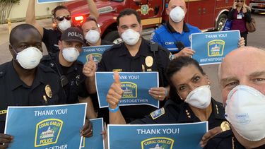 Miembros del cuerpo policíaco de City Beautiful saludan a personal del Coral Gables Hospital. Miembros del cuerpo policíaco de City Beautiful saludan a personal del Coral Gables Hospital.