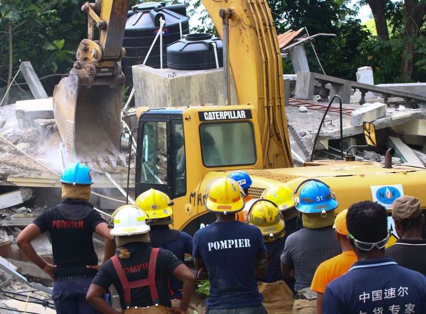Los equipos de rescate auxiliados de maquinaria pesada levantan escombros en busca de sobrevivientes del terremoto.&nbsp; &nbsp;