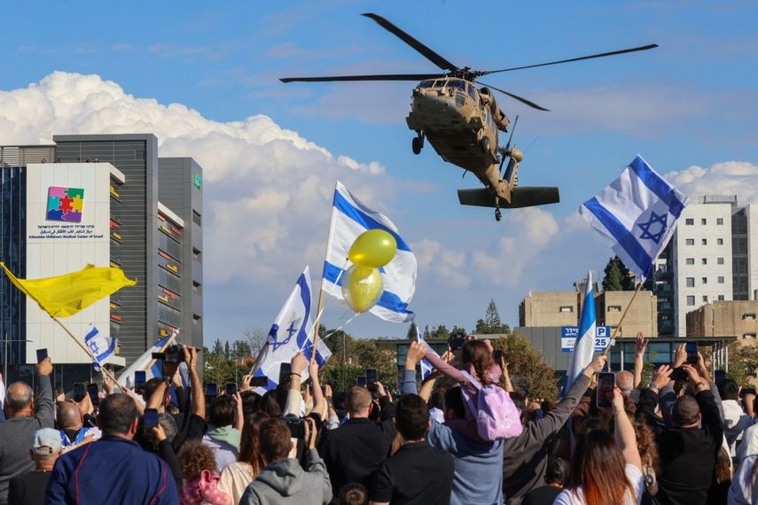 Mujeres de Israel liberadas por Hamás llegan en helicóptero a su país en medio de emotivo recibimiento, el 25 de enero de 2025.