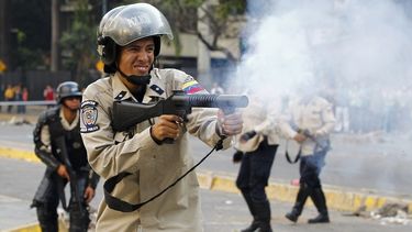 Tanto en aerosol como en granadas, este gas se convirtió en un recurso habitual para contrarrestar las manifestaciones en la Latinoamérica de los años sesenta. (Archivo)