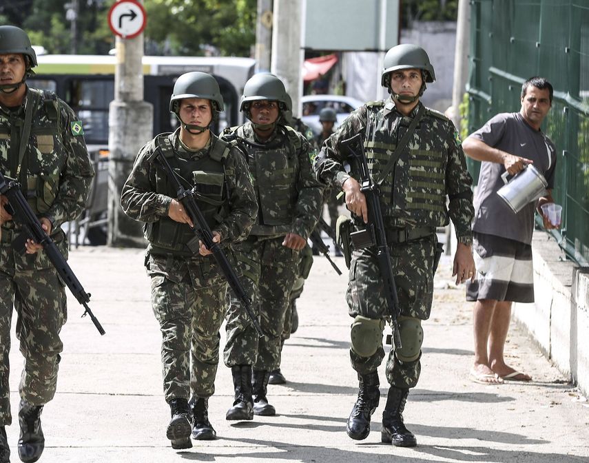 Militares brasileños patrullan una calle durante un operativo preventivo contra la violencia.