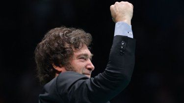 El presidente de Argentina, Javier Milei, gesticula en el escenario durante el mitin del partido español de derecha Vox Europa Viva 24 en Madrid el 19 de mayo de 2024.&nbsp;