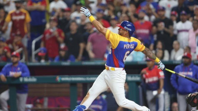 David Peralta pega sencillo impulsor de dos carreras en el triunfo de Venezuela sobre República Dominicana en el LoanDepot Park