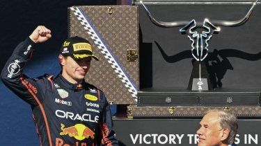 El piloto holandés Max Verstappen, ganador de la carrera de Red Bull Racing, llega al podio mientras el gobernador de Texas, Greg Abbott, observa al final del Gran Premio de Fórmula 1 de los Estados Unidos en el Circuito de las Américas en Austin, Texas, el 19 de octubre de 2025.&nbsp;