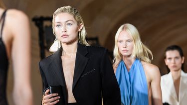 La modelo estadounidense Gigi Hadid presenta una creación para el desfile de moda Primavera-Verano 2023 de Victoria Beckham durante la Semana de la Moda de París el 30 de septiembre de 2022.