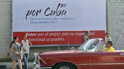 Un vehículo cruza frente a un cartel alusivo a las elecciones de delegados municipales hoy, sábado 25 de noviembre de 2017, en La Habana (Cuba).  