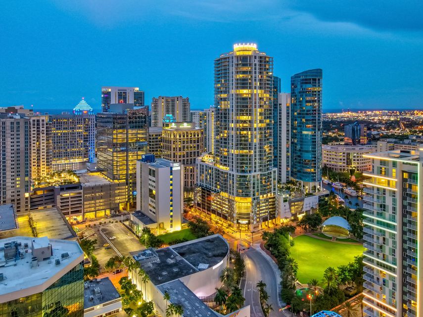 Vista panorámica del edificio residencial más alto de Fort Lauderdale.