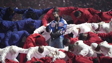 El rapero estadounidense Kendrick Lamar actúa durante el espectáculo de medio tiempo de Apple Music Chiefs vs Eagles del Super Bowl LIX en el Caesars Superdome de Nueva Orleans, Luisiana, el 9 de febrero de 2025.