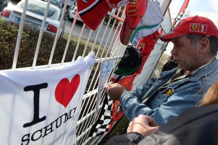 Aficionados dejan mensajes en una cerca del circuito de karting del ícono de la Fórmula 1, Michael Schumacher, el 30 de diciembre de 2013.