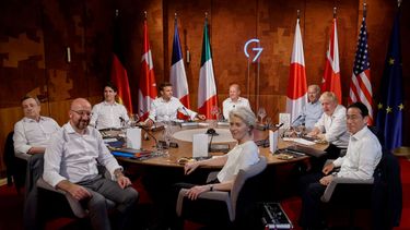 De izquierda a derecha: El primer ministro italiano Mario Draghi, el presidente del Consejo Europeo Charles Michel, el primer ministro canadiense Justin Trudeau, el presidente francés Emmanuel Macron, el canciller alemán Olaf Scholz, la presidenta de la Comisión Europea Ursula von der Leyen, el presidente estadounidense Joe Biden, el primer ministro británico Boris Johnson y el primer ministro japonés Fumio Kishida, que asisten a una cena de trabajo durante la Cumbre del G7 celebrada en el castillo de Elmau, en el sur de Alemania.