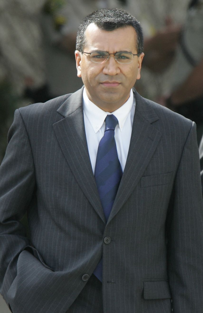 En esta foto de archivo tomada el 1 de marzo de 2005, el periodista británico Martin Bashir sale del Tribunal Superior del Condado de Santa Bárbara en Santa María el segundo día del juicio por abuso sexual infantil de Michael Jackson.&nbsp;