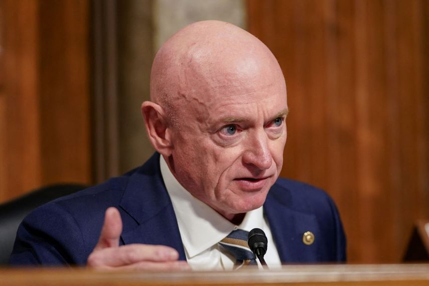 El senador Mark Kelly, demócrata por Arizona, cuestiona a Pete Hegseth, nominado por el presidente electo de EE. UU., Donald Trump, para secretario de Defensa, durante la audiencia de confirmación de Hegseth ante el Comité de Servicios Armados del Senado en el Capitolio el 14 de enero de 2025 en Washington, DC.