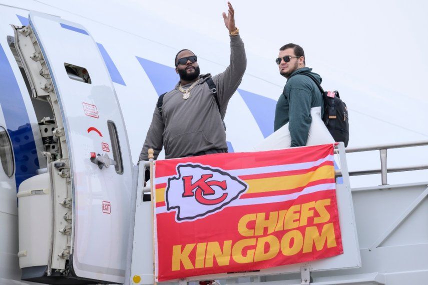 Donovan Smith y Nick Allegretti abordan el avión de los Chiefs en el aeropuerto de Kansas City antes de dirigirse al Super Bowl en Las Vegas, el domingo 4 de febrero del 2024.