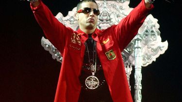 La canción logró posicionarse número uno en las listas Top 50 de Spotify a nivel global, así como el puesto más alto en Spotify en todos los países de habla hispana.