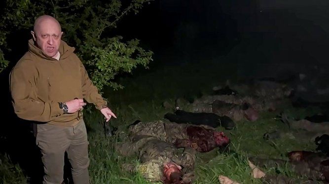 La imagen muestra al jefe del grupo paramilitar Wagner, Yevgeny Prigozhin, dirigiéndose al ejército ruso al presentar los cadáveres de combatientes caídos de Wagner en un lugar no revelado. El jefe del grupo paramilitar ruso Wagner arremetió el viernes contra los jefes del ejército ruso con una diatriba cargada de improperios en un video que muestra docenas de cadáveres. En el video de su canal de Telegram, Yevgeny Prigozhin acusó al ministro de Defensa, Sergei Shoigu, y al jefe de gabinete, Valery Gerasimov, de no proporcionar suficientes municiones a sus combatientes.