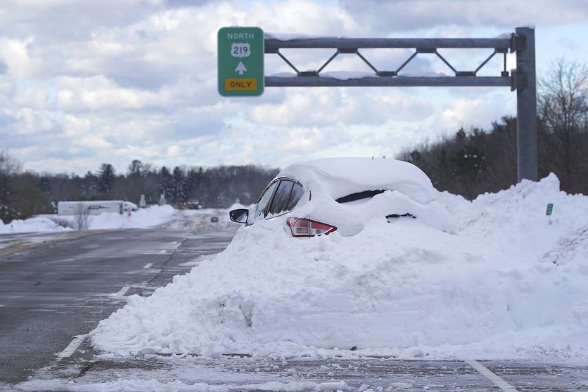 Un automóvil varado y cubierto de nieve en una carretera en Orchard Park, Nueva York, el domingo 20 de noviembre de 2022.&nbsp;