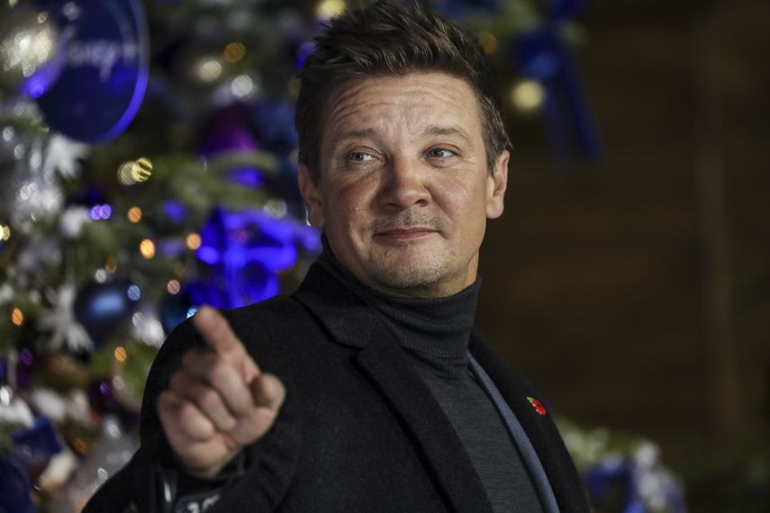 El actor Jeremy Renner posa para los fotógrafos a su llegada al fan screening de la película Hawkeye el 11 de noviembre de 2021 en Londres.