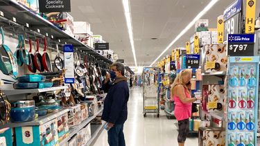 Clientes mira los precios en una tienda de productos para el hogar.